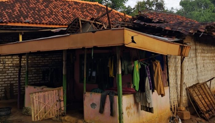 Rumah Reyot Tukang Becak di Pamekasan Roboh, Aktivis Desak Pemdes Murtajih Jangan Tutup Mata