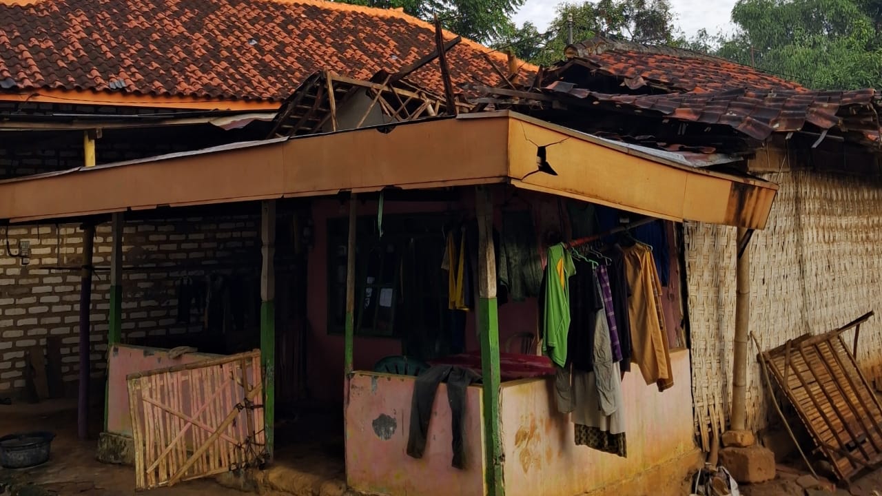 Rumah Reyot Tukang Becak di Pamekasan Roboh, Aktivis Desak Pemdes Murtajih Jangan Tutup Mata