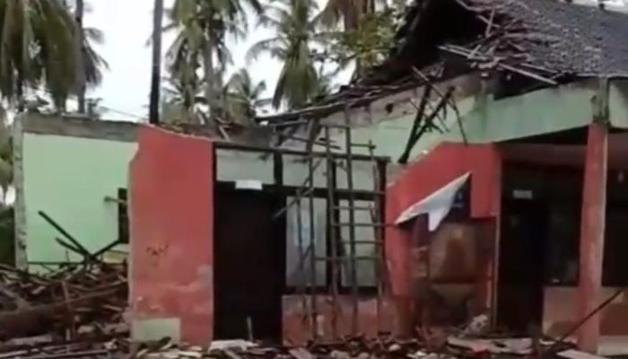 Bangunan SDN Pajanangger V Arjasa Ambruk, Warga Desak Disdik Cepat Ambil Sikap