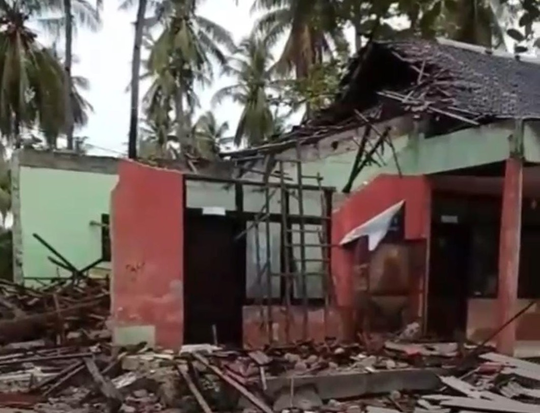 Bangunan SDN Pajanangger V Arjasa Ambruk, Warga Desak Disdik Cepat Ambil Sikap