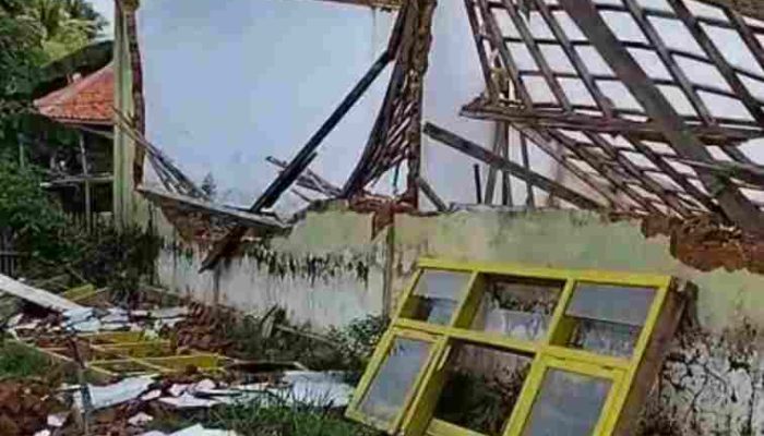 SDN Angkatan III Ambruk, Warga Kangean Geram: Keseriusan Disdik Sumenep Dipertanyakan