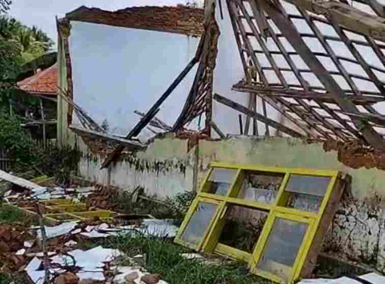 SDN Angkatan III Ambruk, Warga Kangean Geram: Keseriusan Disdik Sumenep Dipertanyakan