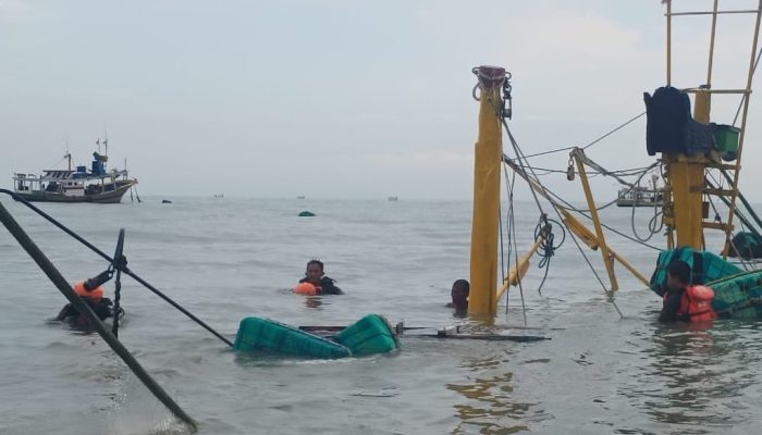 KM Mulya Karam Dihantam Ombak Tinggi di Camplong, Evakuasi Terkendala Cuaca Ekstrem