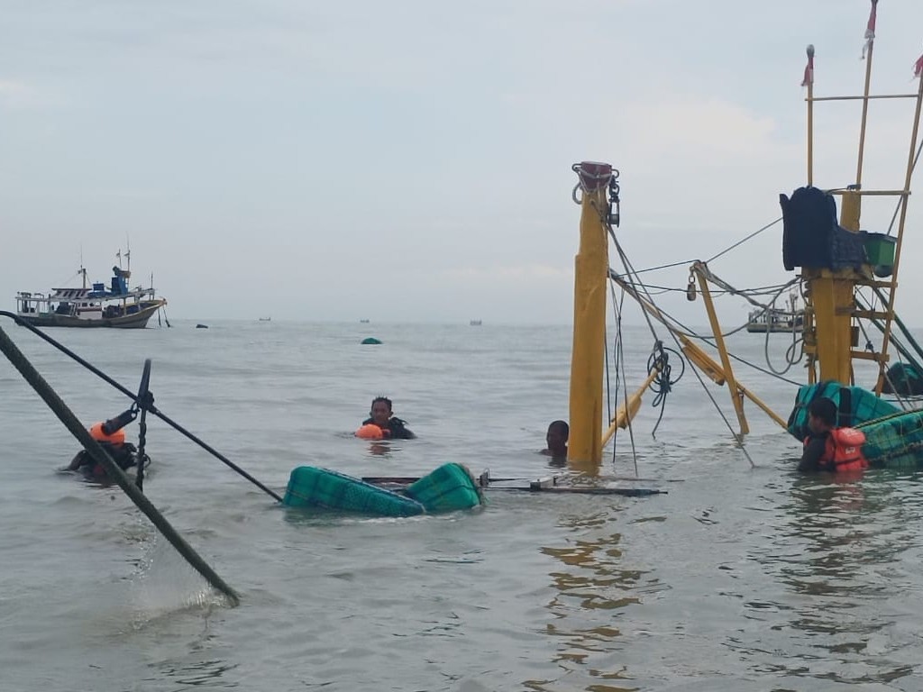 KM Mulya Karam Dihantam Ombak Tinggi di Camplong, Evakuasi Terkendala Cuaca Ekstrem