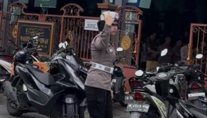 Polwan Polres Sumenep All Out Amankan Salat Jumat, Lalin Lancar dan Kondusif