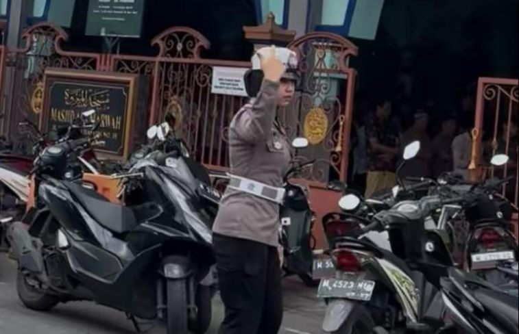Polwan Polres Sumenep All Out Amankan Salat Jumat, Lalin Lancar dan Kondusif