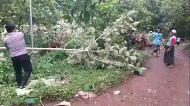 Puting Beliung Sapu Payudan Dundang, Atap Rumah dan Ponpes Rusak