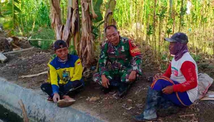 Babinsa Panempan Ketuk Kesadaran Warga, Kebersihan Jadi Tameng Musim Hujan