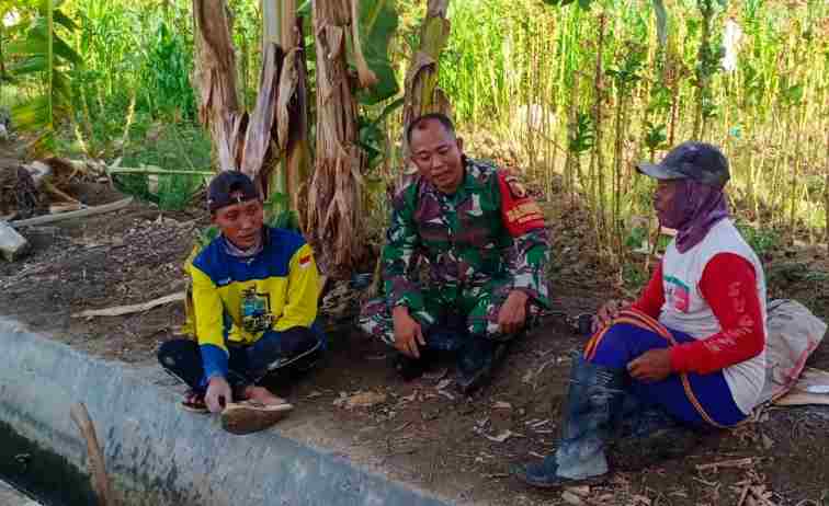 Babinsa Panempan Ketuk Kesadaran Warga, Kebersihan Jadi Tameng Musim Hujan