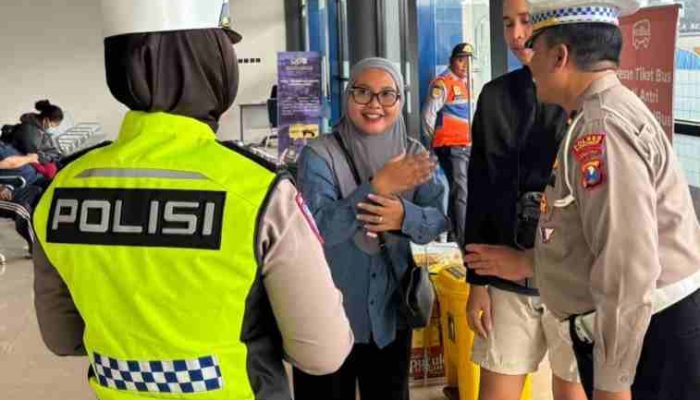 Humanis dan Edukatif, Polantas Sumenep Sapa Warga Terminal