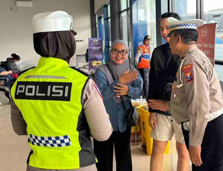 Humanis dan Edukatif, Polantas Sumenep Sapa Warga Terminal