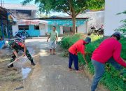Babinsa Pademawu Turun Langsung Bersihkan Jalan Desa Bersama Warga