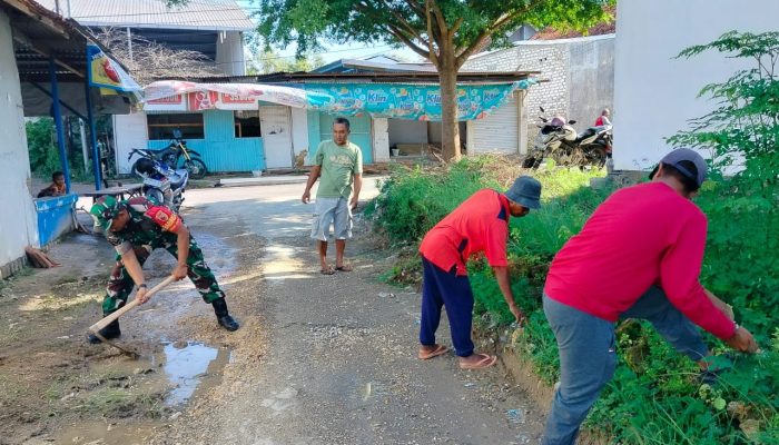 Babinsa Pademawu Turun Langsung Bersihkan Jalan Desa Bersama Warga