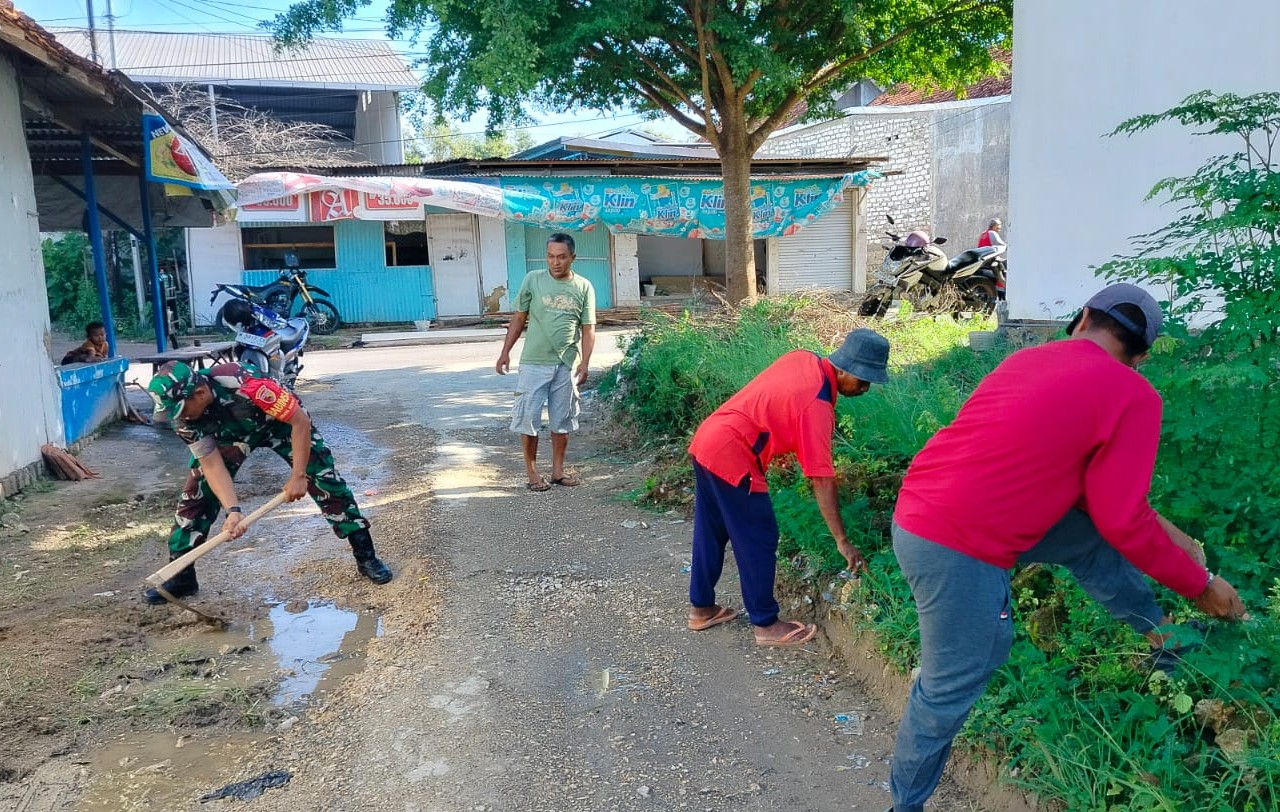 Babinsa Pademawu Turun Langsung Bersihkan Jalan Desa Bersama Warga