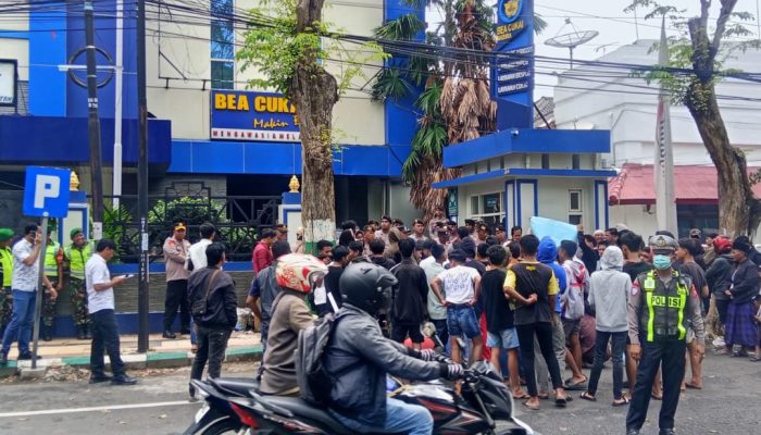 Demo Soal Rokok Ilegal, Bea Cukai Madura Klaim 10 Pabrik “Kosong” dan Tak Punya Tenaga Kerja