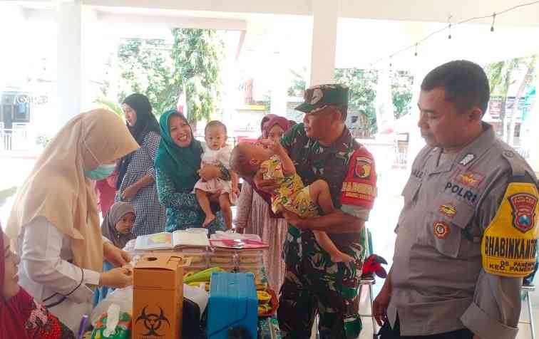 Cegah Stunting, Babinsa Koramil Pamekasan Turun Dampingi Posyandu