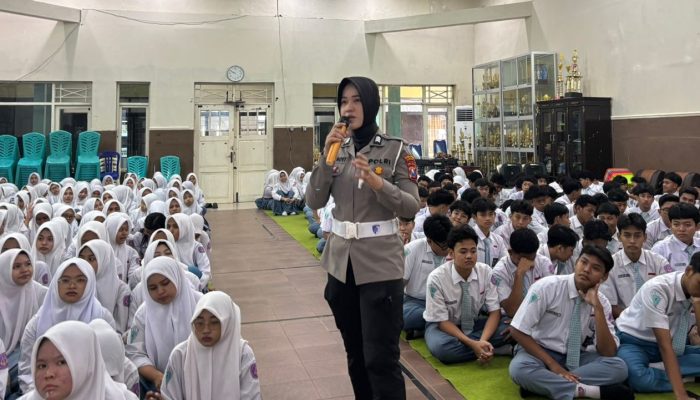 Lewat “Police Goes to School” Satlantas Sumenep Bagikan Helm dan Edukasi Pelajar