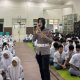 Lewat “Police Goes to School” Satlantas Sumenep Bagikan Helm dan Edukasi Pelajar