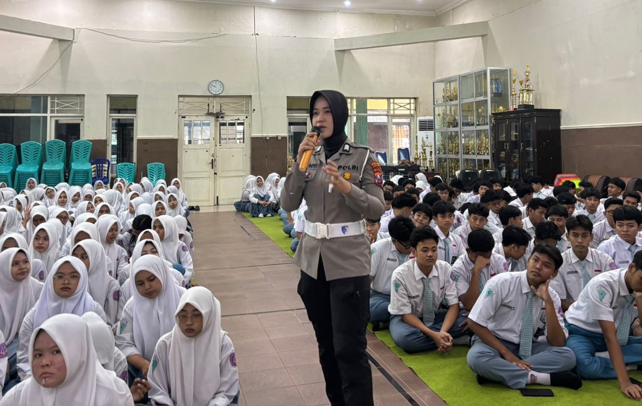 Lewat “Police Goes to School” Satlantas Sumenep Bagikan Helm dan Edukasi Pelajar
