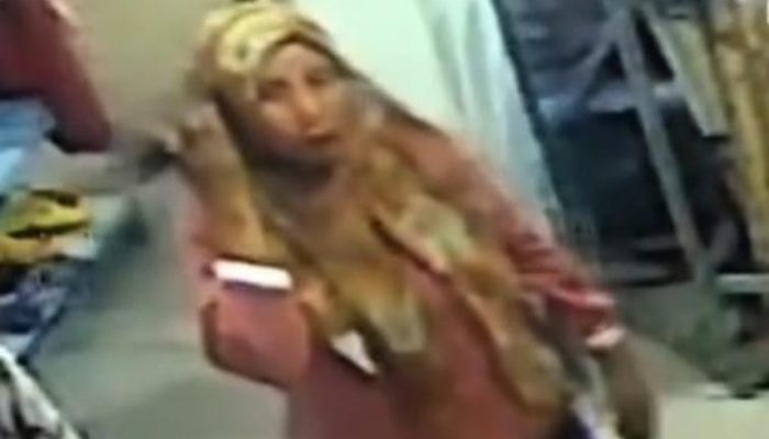 Emak-Emak Terekam CCTV Mencuri Baju dan Handphone