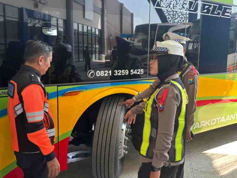 Pastikan Aman Saat Mudik, Satlantas Sumenep Uji Kelayakan Bus dan Angkutan Umum
