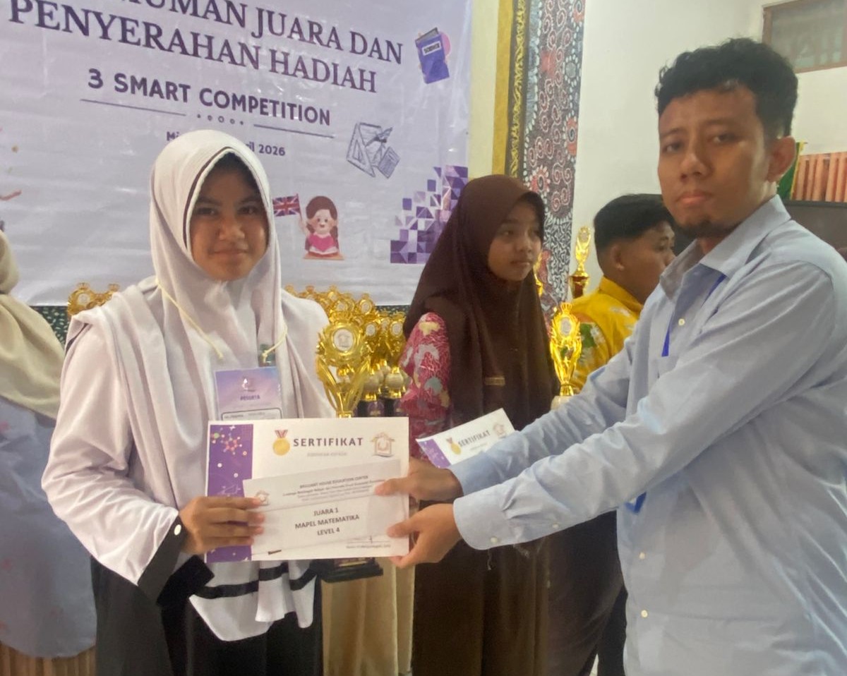 Tak Terkalahkan, Siswi SMP Luqman Al-Hakim Sumenep Juara 1 3 Smart Competition se-Madura
