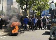 Mahasiswa Bakar Ban, Kepung BRI Sumenep: “Pimpinan Cabang Jangan Bersembunyi!”