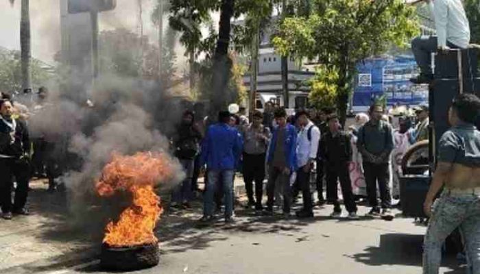 Mahasiswa Bakar Ban, Kepung BRI Sumenep: “Pimpinan Cabang Jangan Bersembunyi!”