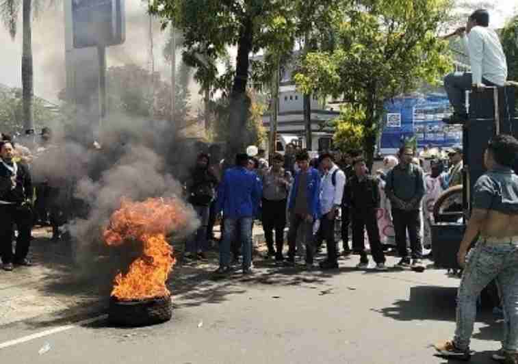 Mahasiswa Bakar Ban, Kepung BRI Sumenep: “Pimpinan Cabang Jangan Bersembunyi!”