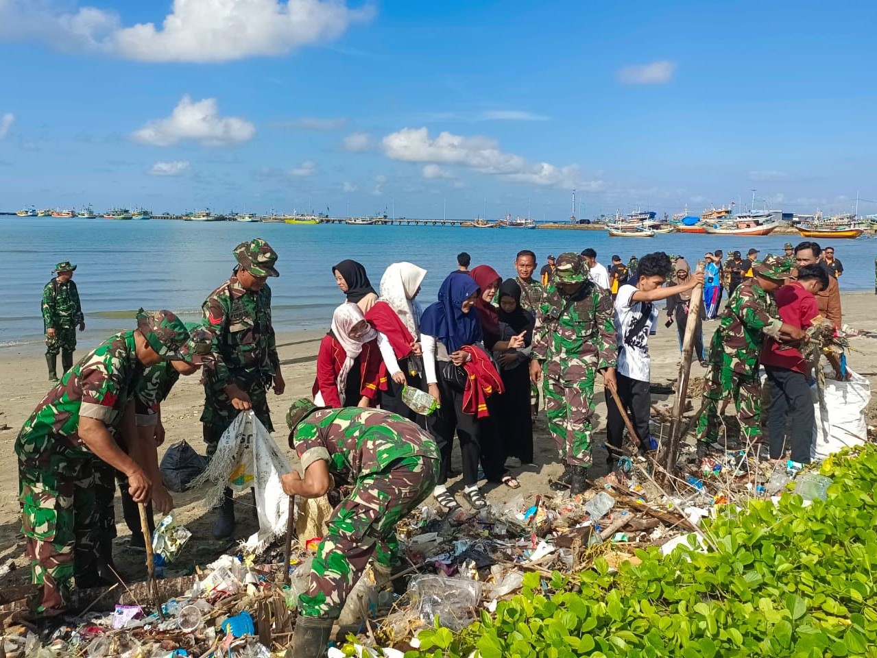 Pantai Branta Diserbu Sampah, TNI–Mahasiswa Turun Tangan Bersih-Bersih