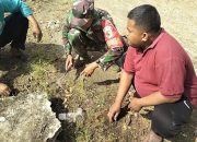 Sampah Menumpuk di Pinggir Jalan, Babinsa dan Warga Desa Jarin Turun Tangan Bersihkan Lingkungan