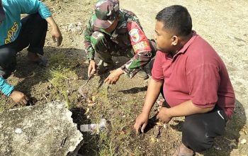 Sampah Menumpuk di Pinggir Jalan, Babinsa dan Warga Desa Jarin Turun Tangan Bersihkan Lingkungan