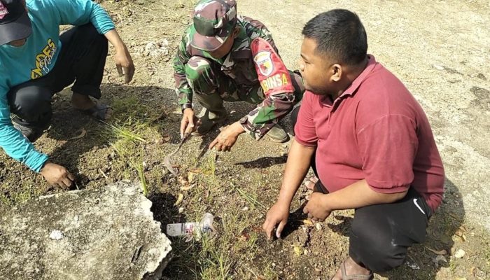 Sampah Menumpuk di Pinggir Jalan, Babinsa dan Warga Desa Jarin Turun Tangan Bersihkan Lingkungan