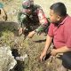 Sampah Menumpuk di Pinggir Jalan, Babinsa dan Warga Desa Jarin Turun Tangan Bersihkan Lingkungan
