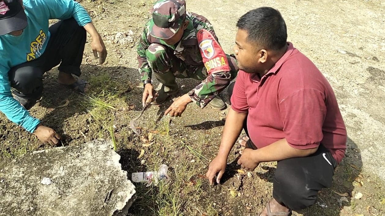 Sampah Menumpuk di Pinggir Jalan, Babinsa dan Warga Desa Jarin Turun Tangan Bersihkan Lingkungan