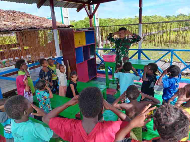 Pos Tomor Satgas Yonif 123/Rajawali Turun Ke Kelas, Tanamkan Semangat Belajar Anak Papua