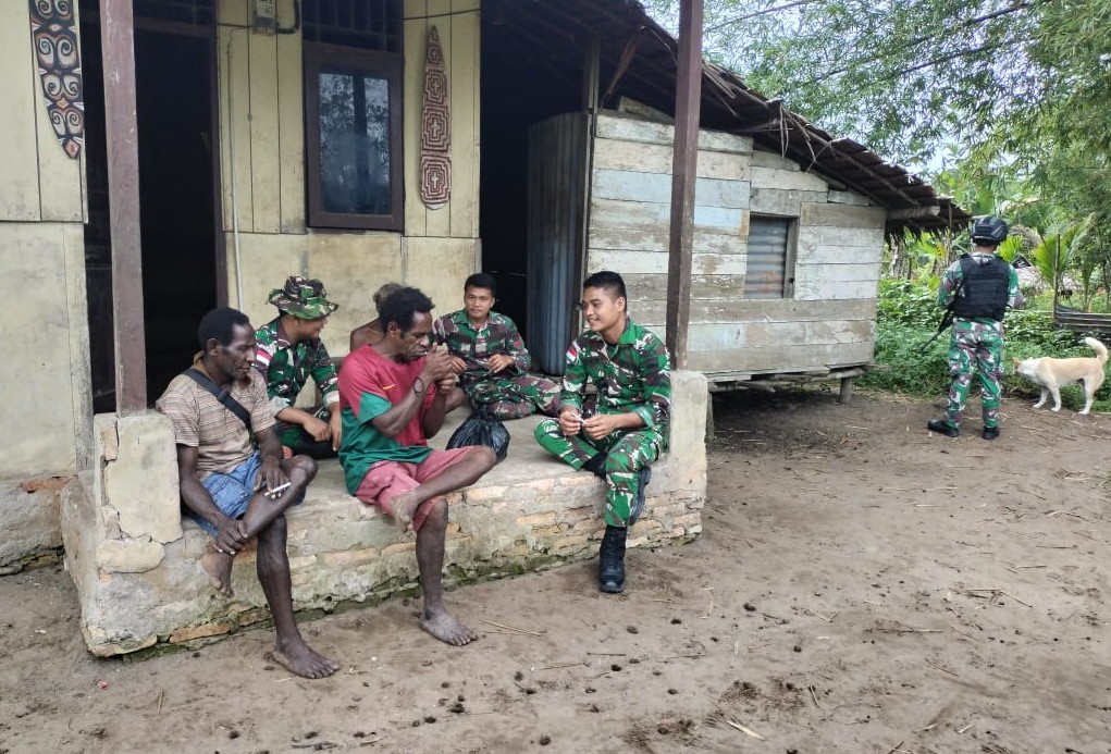 Satgas Yonif 123/Rajawali Bangun Kedekatan dengan Warga Wonggi Melalui Komsos