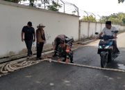 Cara Unik Tekan Laju Kendaraan, Babinsa dan Warga Peltong Pasang Tali Perahu di Jalan Desa