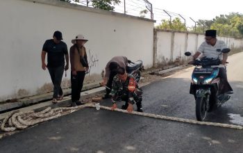 Cara Unik Tekan Laju Kendaraan, Babinsa dan Warga Peltong Pasang Tali Perahu di Jalan Desa