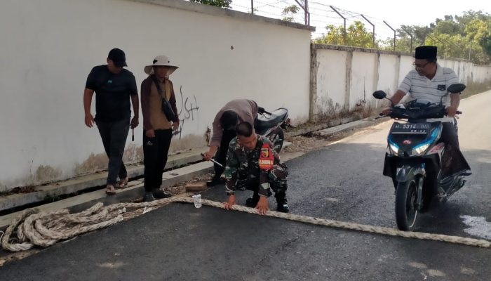 Cara Unik Tekan Laju Kendaraan, Babinsa dan Warga Peltong Pasang Tali Perahu di Jalan Desa