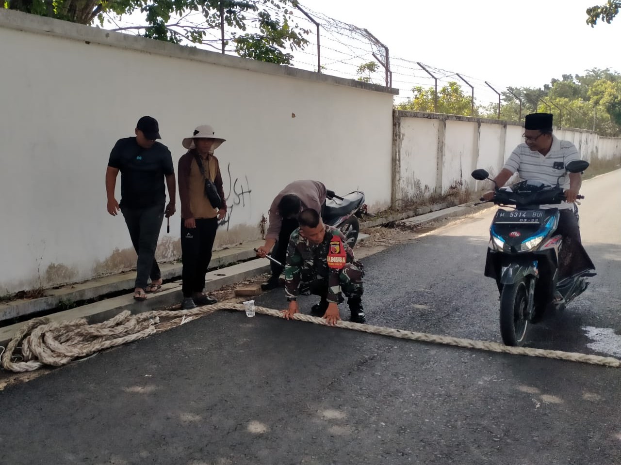 Cara Unik Tekan Laju Kendaraan, Babinsa dan Warga Peltong Pasang Tali Perahu di Jalan Desa