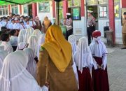 SDN Lalangon 1, Bagikan Helm Demi Tekan Angka Kecelakaan