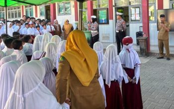 SDN Lalangon 1, Bagikan Helm Demi Tekan Angka Kecelakaan