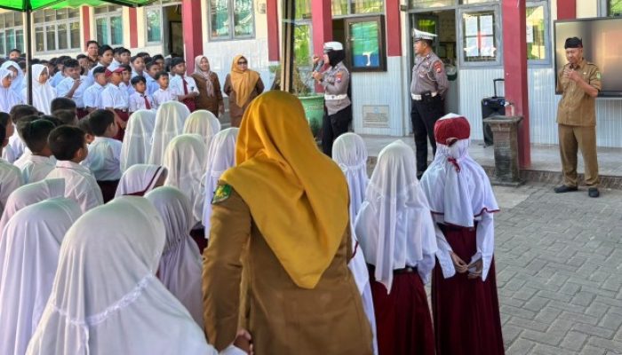 SDN Lalangon 1, Bagikan Helm Demi Tekan Angka Kecelakaan
