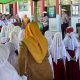 SDN Lalangon 1, Bagikan Helm Demi Tekan Angka Kecelakaan