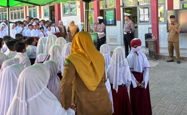 SDN Lalangon 1, Bagikan Helm Demi Tekan Angka Kecelakaan